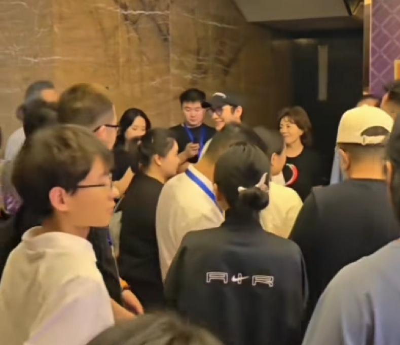 实话讲过去不怎么喜欢黄哓明！但是这一次为了董教练和孩子们,专程而来！对于刘晓庆和