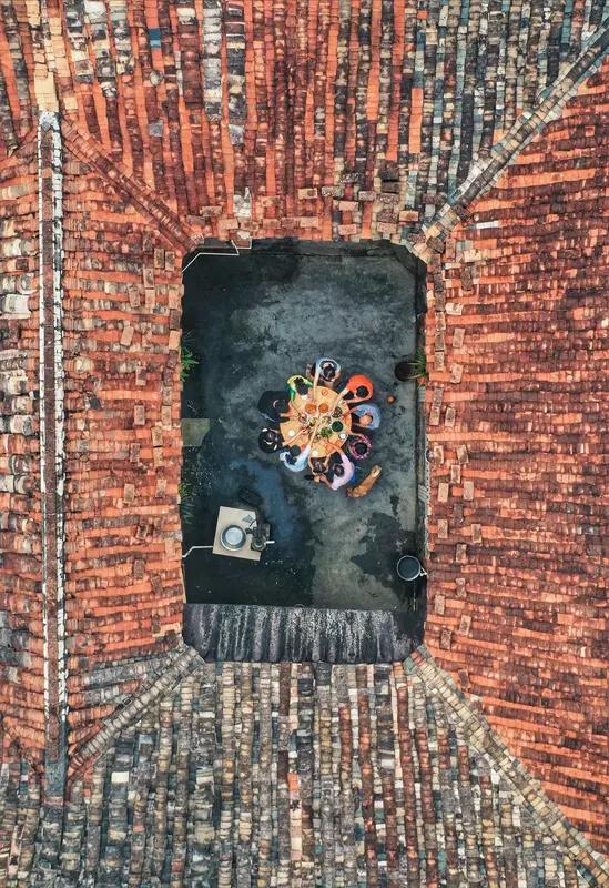 给岳父祝寿，真没必要在进贡多少和好坏上较劲。我参加过岳父寿宴，当时几个女婿忙前忙