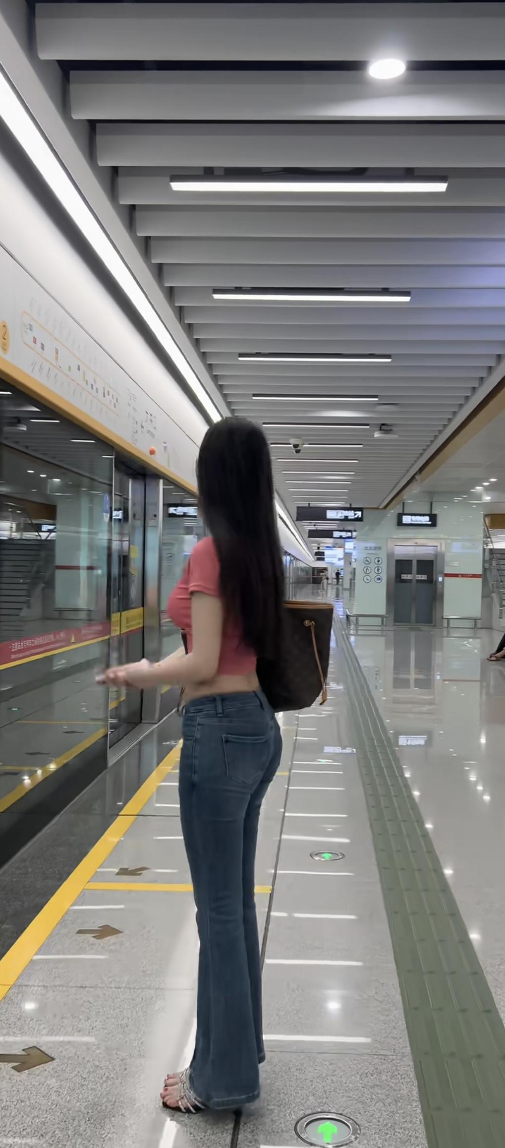 生活满地鸡毛，才显得人生蓬松丰盈。倘若一辈子只剩一成不变的平淡，人生反倒少了几分