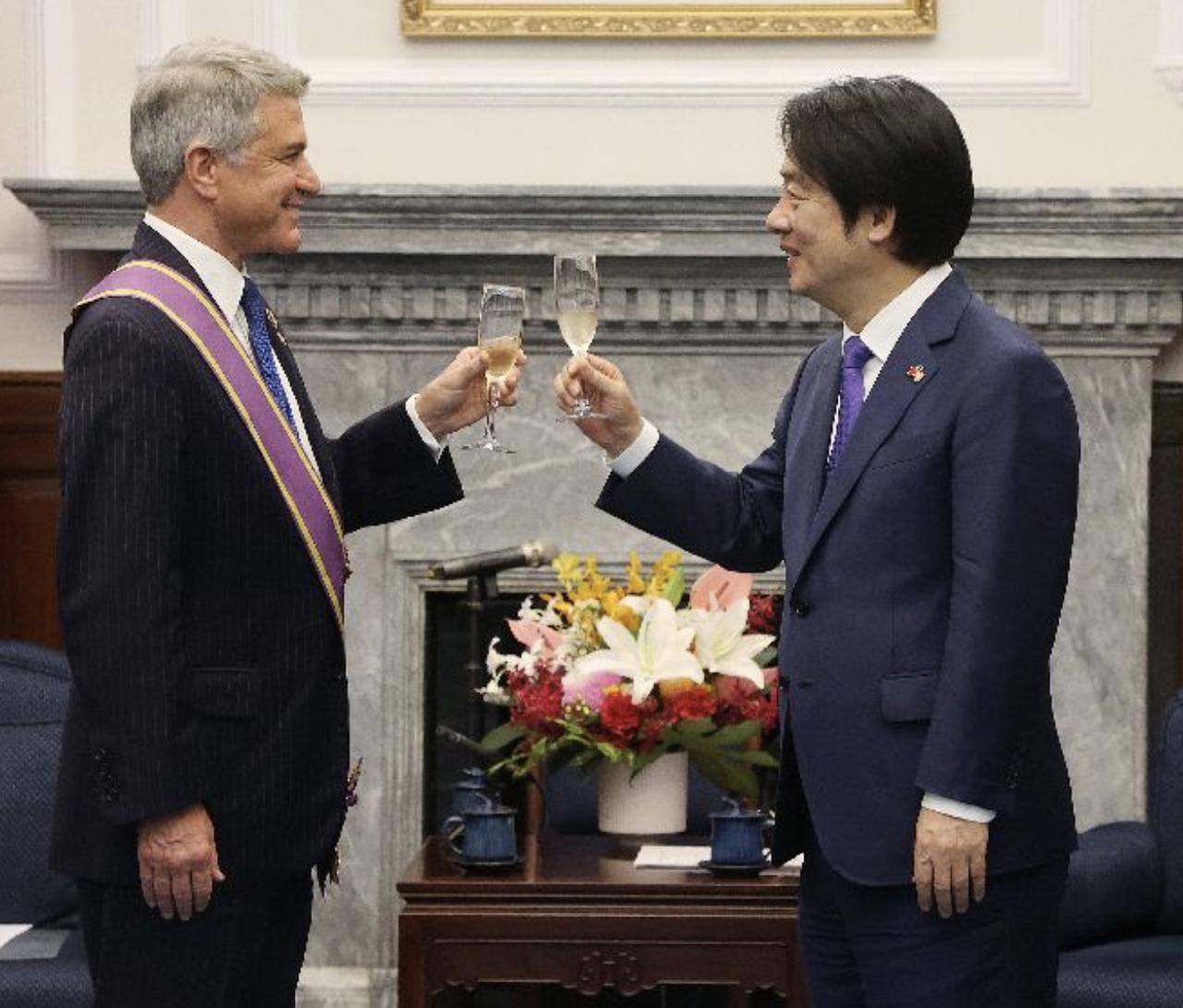 赖清德又给美国人发“勋章”了！美国前众议员麦考尔“窜访“台湾，叫嚣：美对台军售不
