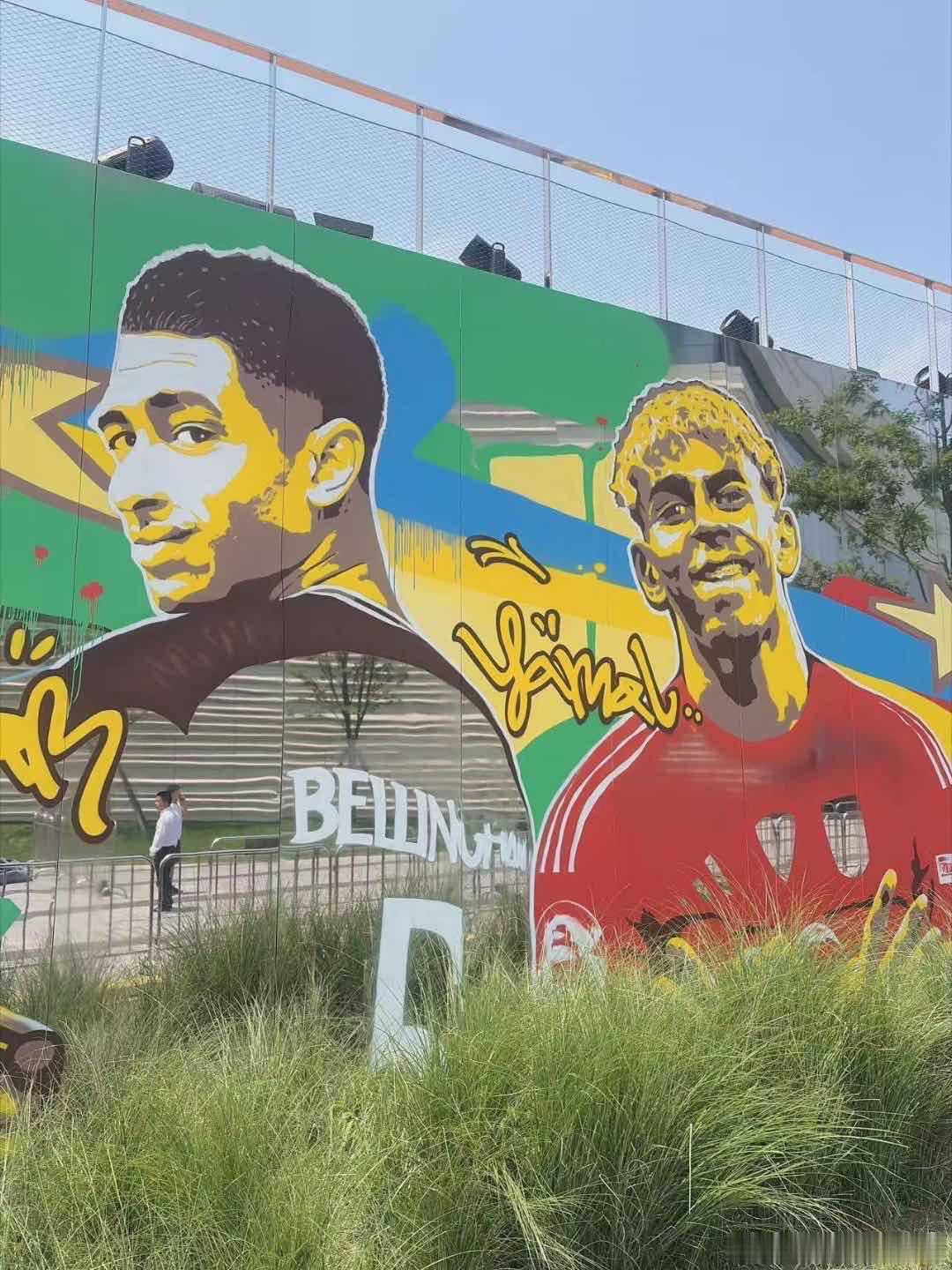 这个夏天到处都是世界杯元素这个夏天真的被世界杯包围了，地铁、大屏随处可见比赛画面