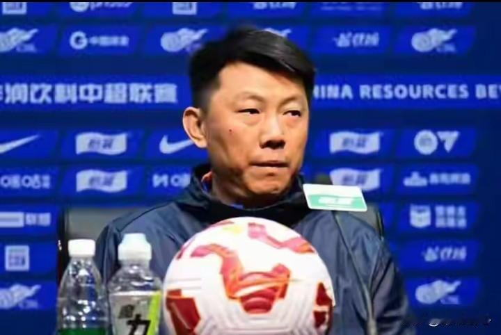 今天下午，山东泰山客战上海海港赛前新闻发布会上，代理主帅唐田携队员谢文能出席。这