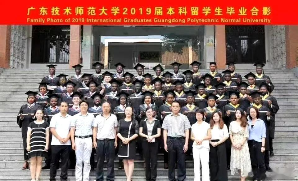 56个民族56支花，还有一支是黑花[允悲]这相机是不是有问题，白平衡没做好，白人