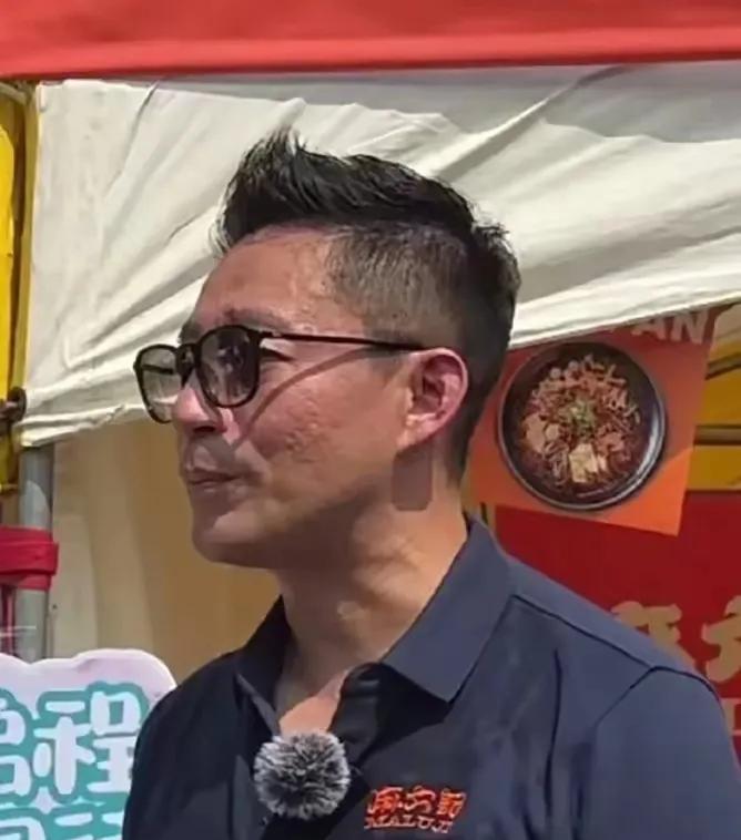 这位老兄的脸是怎么回事？怎么会像橘子皮似的，一层又一层？大家能猜到他是谁吗？