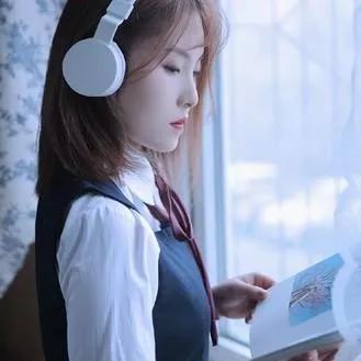 安静午后的阅读时光，耳机里播放着舒缓的音乐，享受这份宁静。戴耳机的仪式感 居家阅