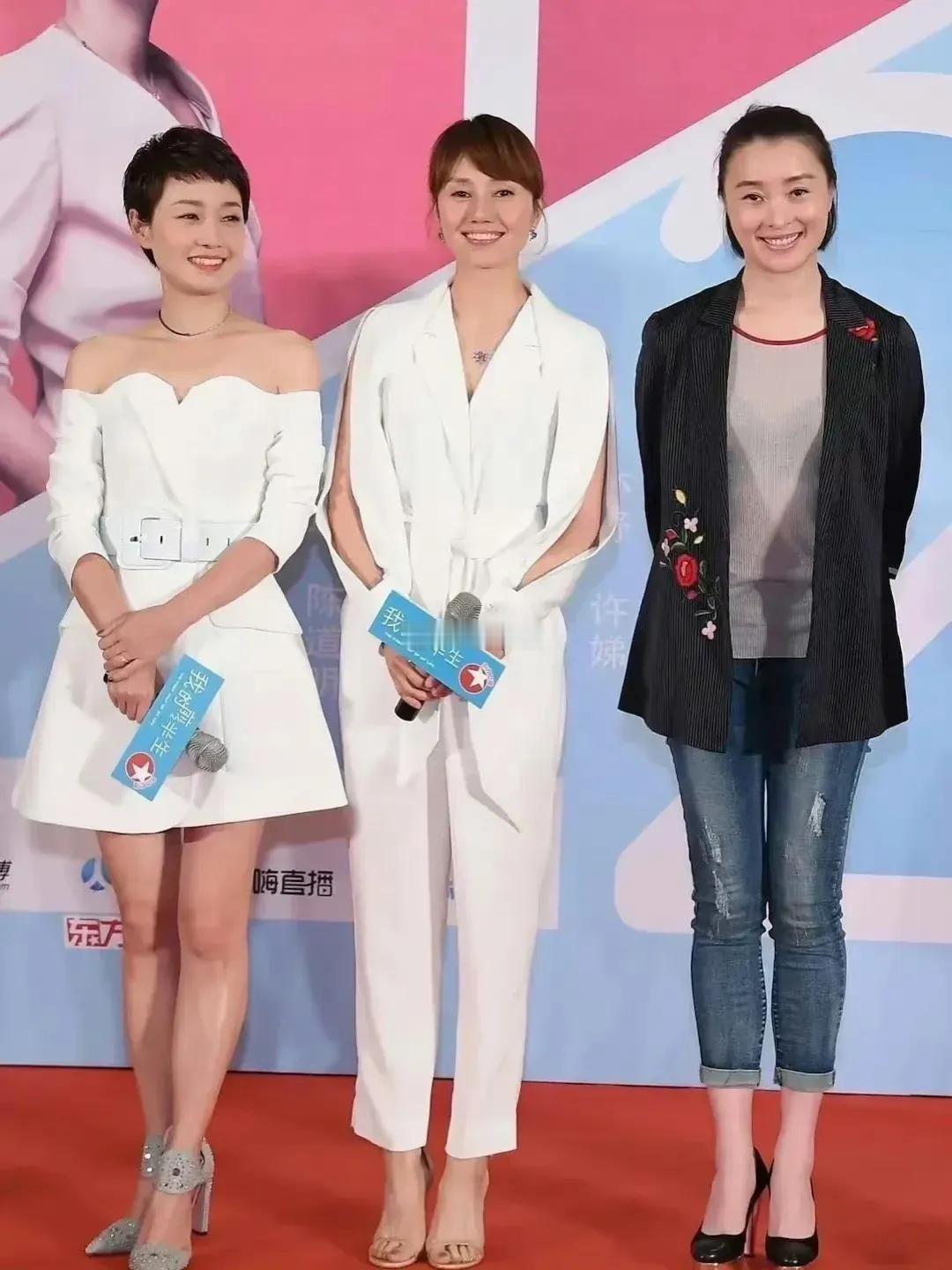 难得三人同框，作为内娱最不露的女演员，真是三股清流般的存在：
马伊琍：短发女王，
