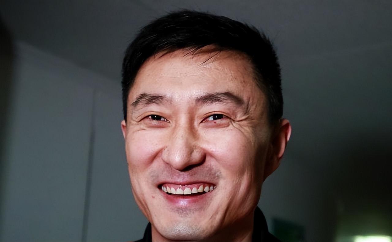 刚看到公告，惊倒！8月24日晚广东宏远一纸公告，杜锋、朱芳雨同一晚被"升职"——