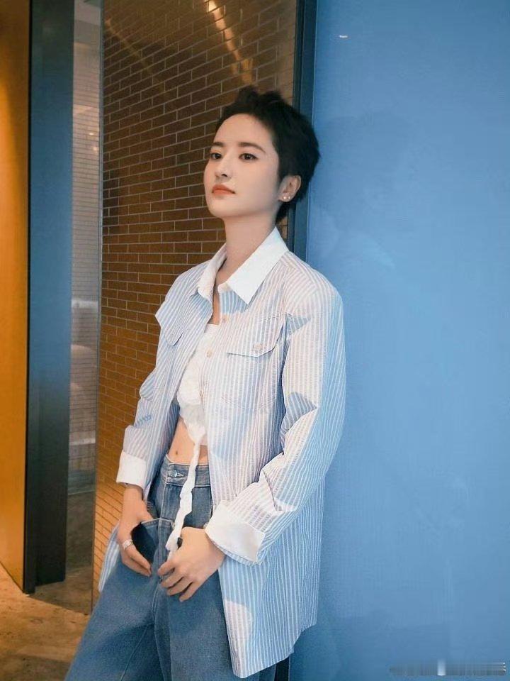 蒋一侨怎么又出钱又出力   蒋一侨给我们呈现出来的舞台真的是太有亮点了呀，咱们的