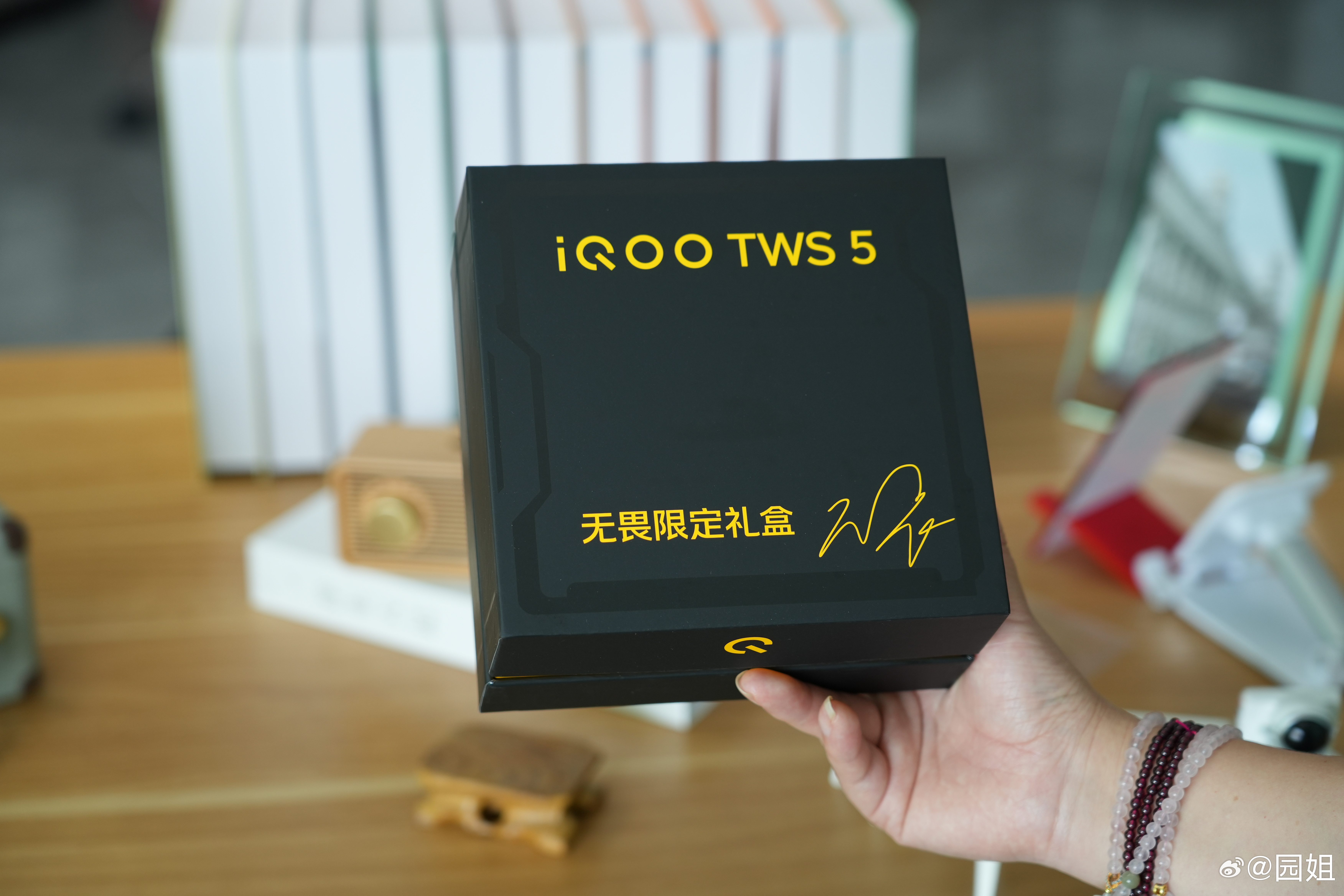 iQOO TWS5无畏限定礼盒，还别说挺好看的，带了一个耳机保护壳，挂件和挂绳，