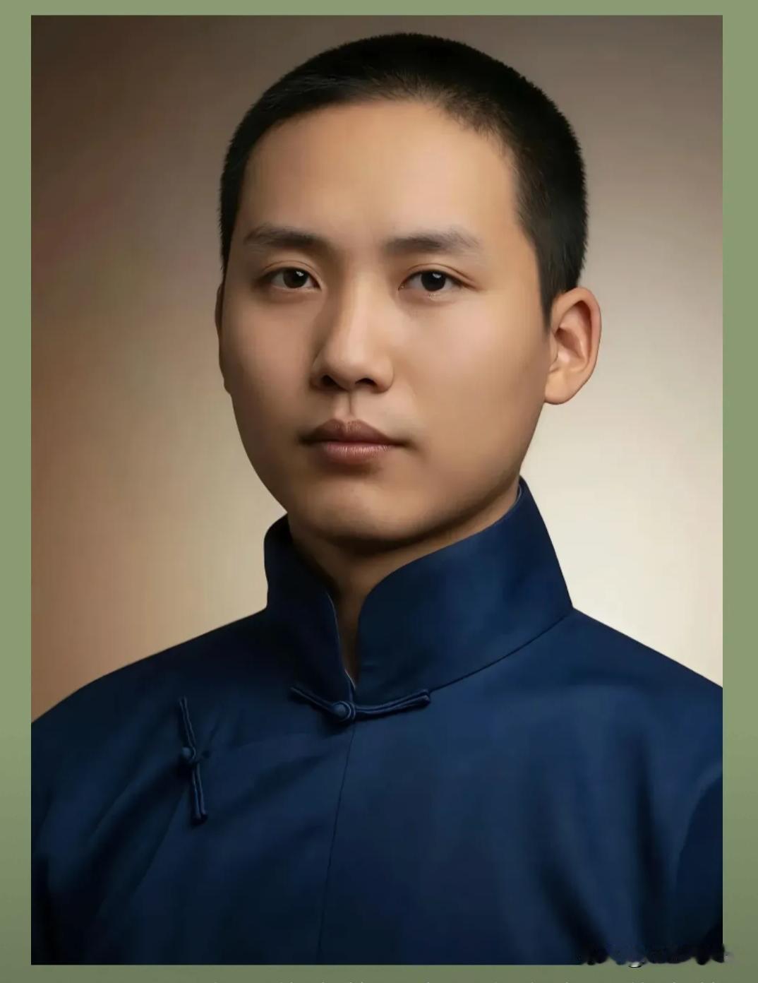 第一张为AI艺术复原的青年毛岸英中式长衫形象；第二张是毛岸英经典上色历史肖像（西