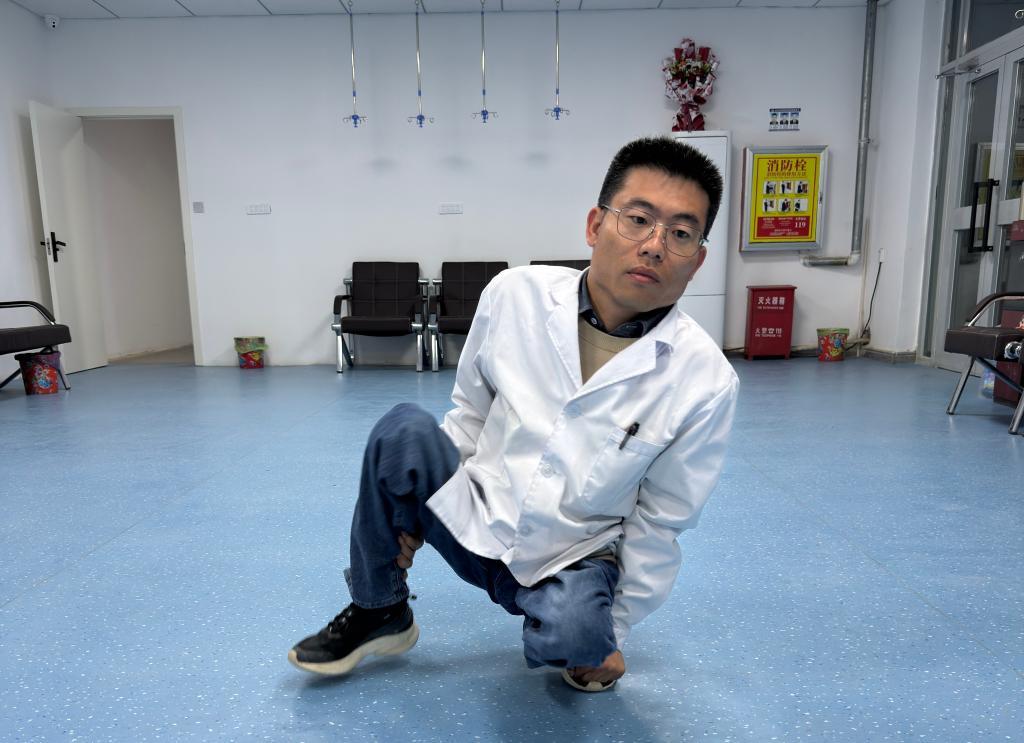 常人眼中，一个下肢瘫痪、年少流浪乞讨的孩子，人生或许早已被苦难限定。可李创业偏不