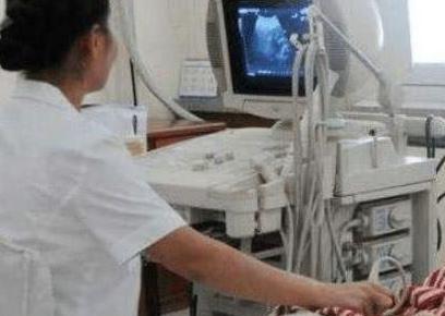 “医生，快救救我老婆，她出血很多，肚子也很痛！”他抱着她一边跑一边喊。寂静的深夜