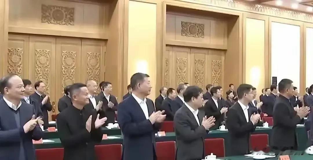 看了今天的民营企业家大会，感觉国企的日子会越来越不好过，那些拿着专属经营权却总是