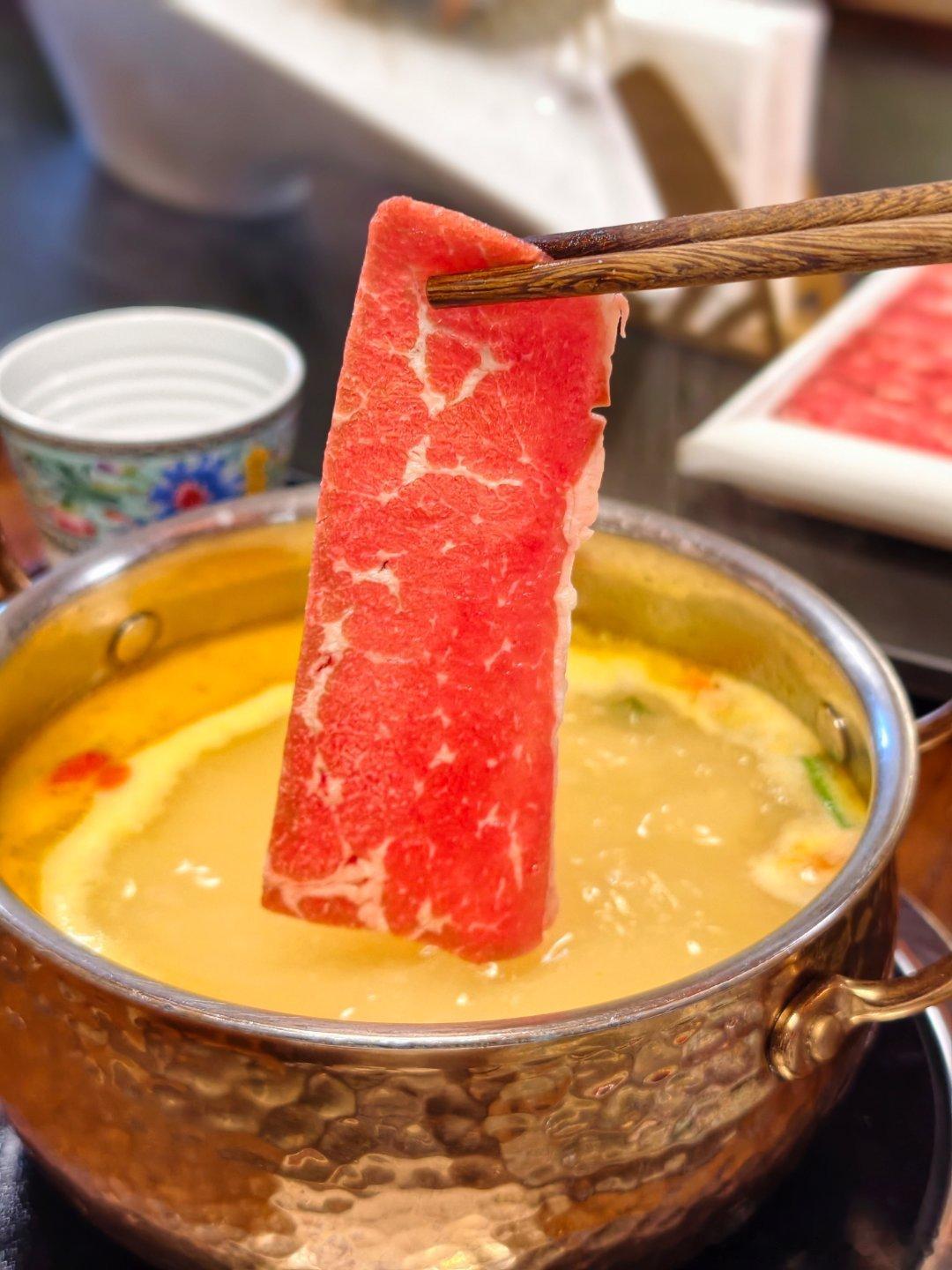 云南香格里拉｜我被这口酸汤牦牛肉火锅彻底拿捏了在香格里拉，吃牦牛肉真的绕不过去。