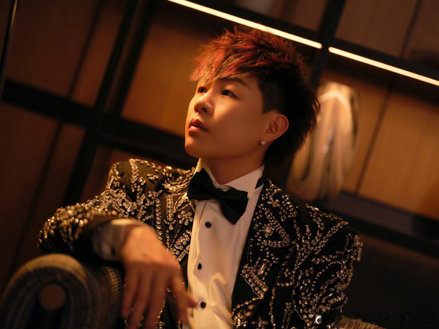 胡彦斌怕不是桃黑黑的隐藏小号吧？一开口就自带那股味儿，灵魂断句直接梦回坠子名场面