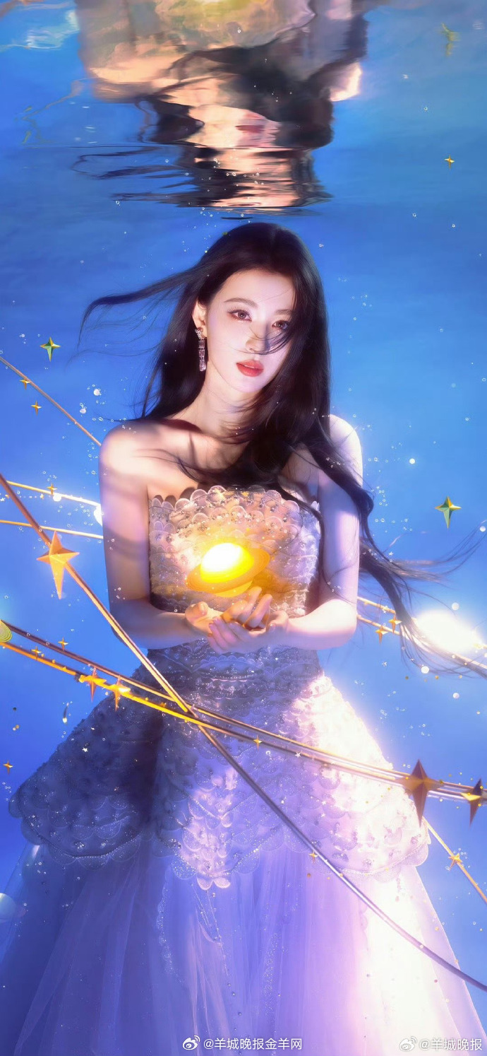 【谁是你心中演绎紫色的神】能将紫色穿出个性的人，总能一眼惊艳众人。有人让紫色的浪