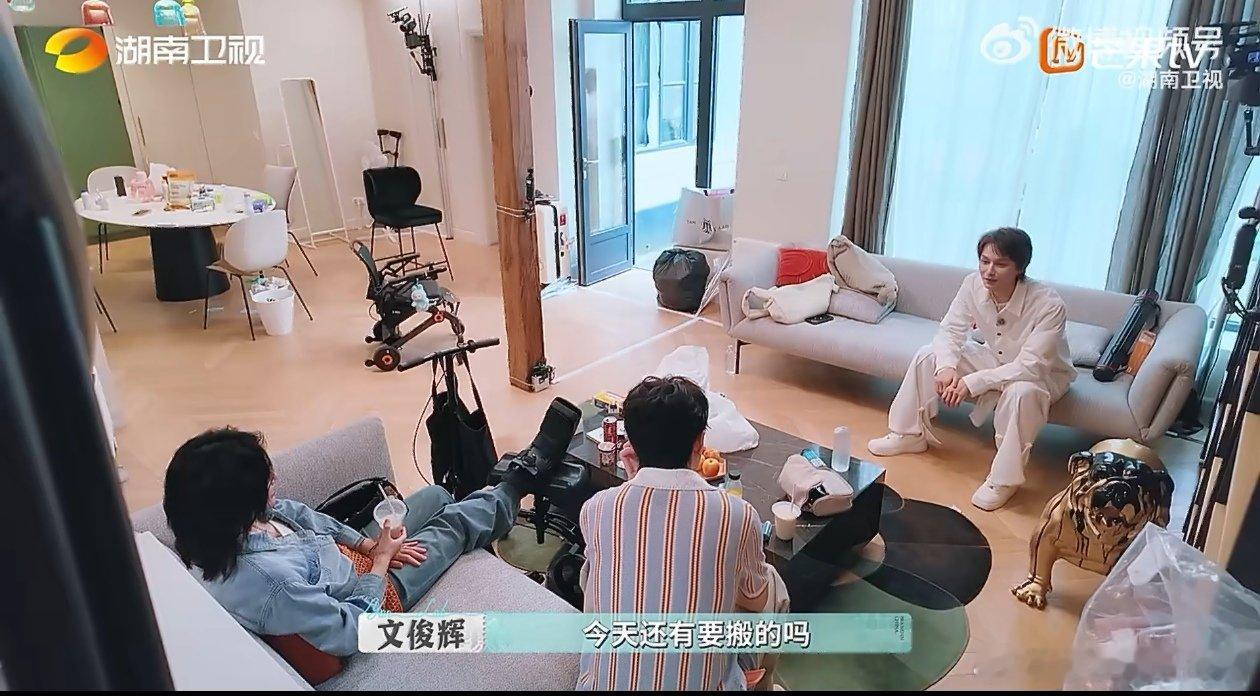 文俊辉入职第一天的新人美文俊辉新手光环适合做苦力巴黎合伙人 哟哟哟，文俊辉入职首