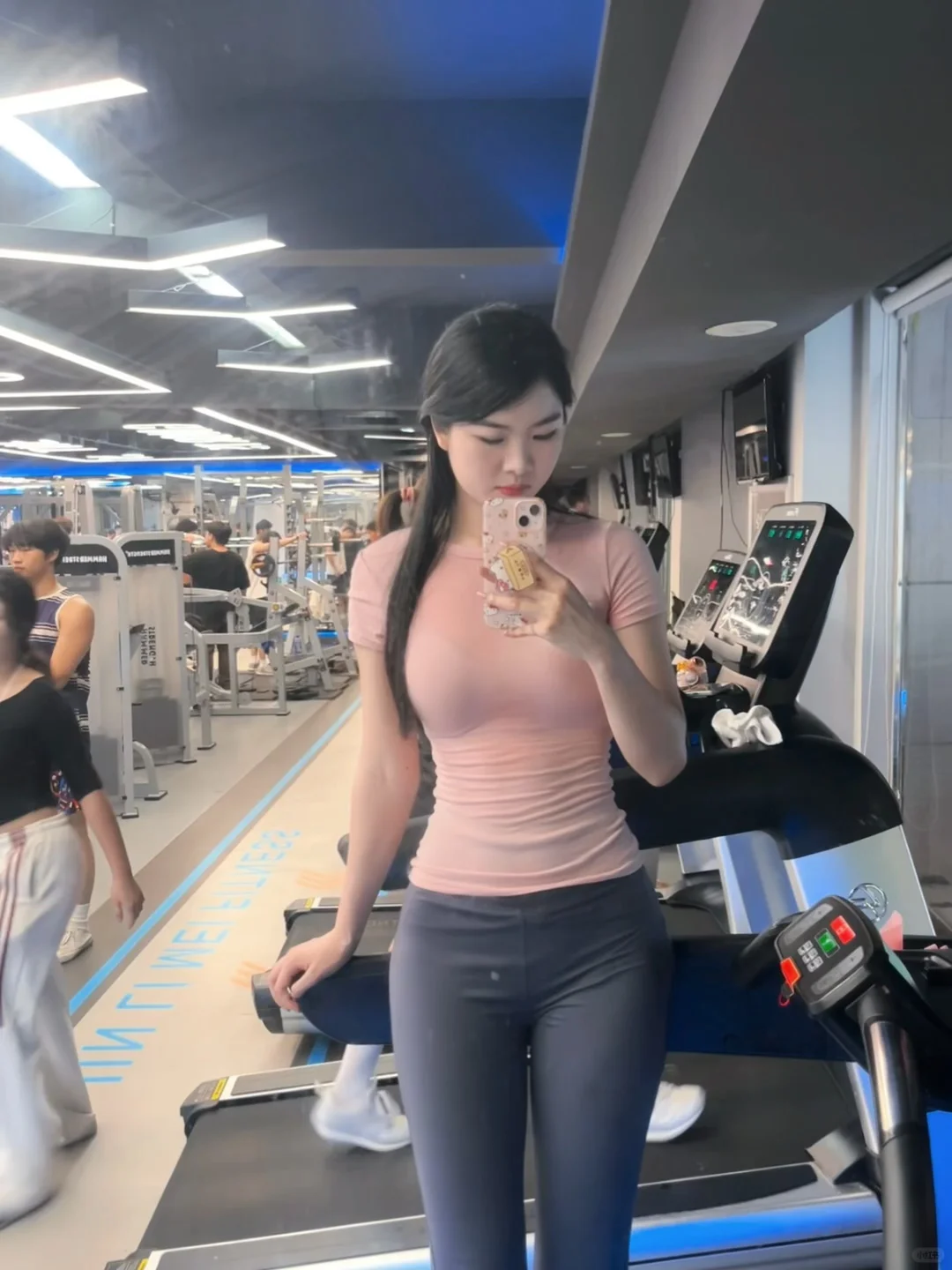 穿的越粉 练的越狠