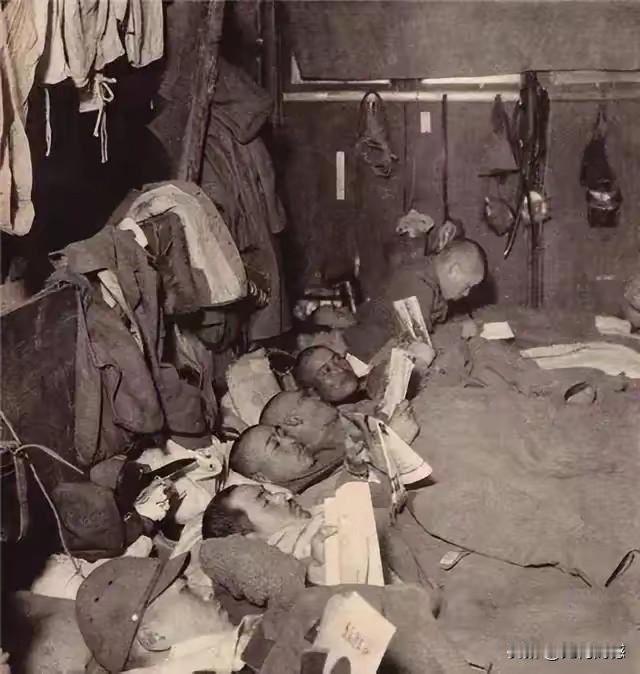 日本鬼子休息的画面，每个人手里都好像拿着一张报纸，这说明这帮个家伙还是有点文化的