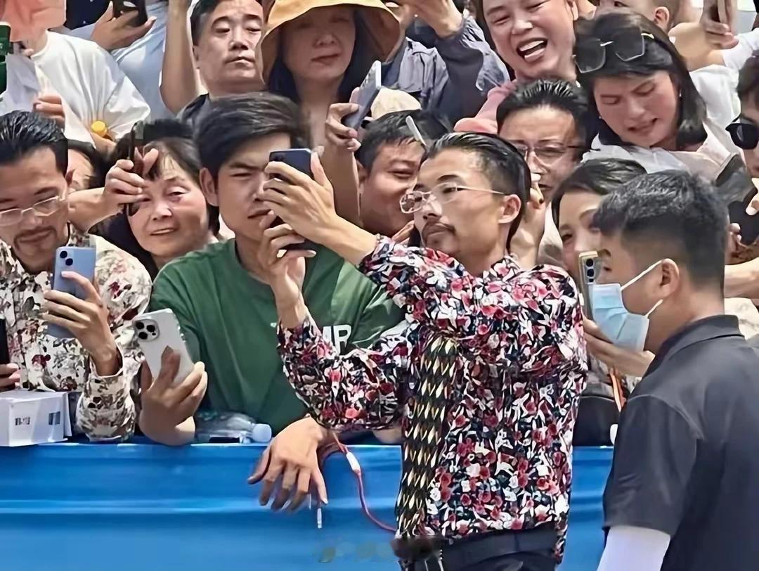 为什么削尖脑袋的当网红呢？看看郭有才吧。
爆红之后单场直播100万收入，签约费5