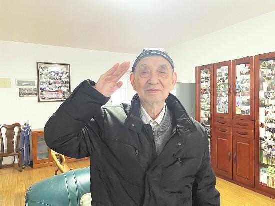 96年七旬老人突然现身部队请示：报告首长，任务完成需要新指示吗
 
这位老人名叫