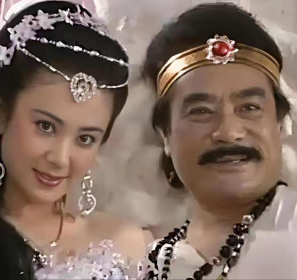 61岁的“最美妲己”傅艺伟近况让人唏嘘，如今孤身一人超落寞。她早年起点极高，17