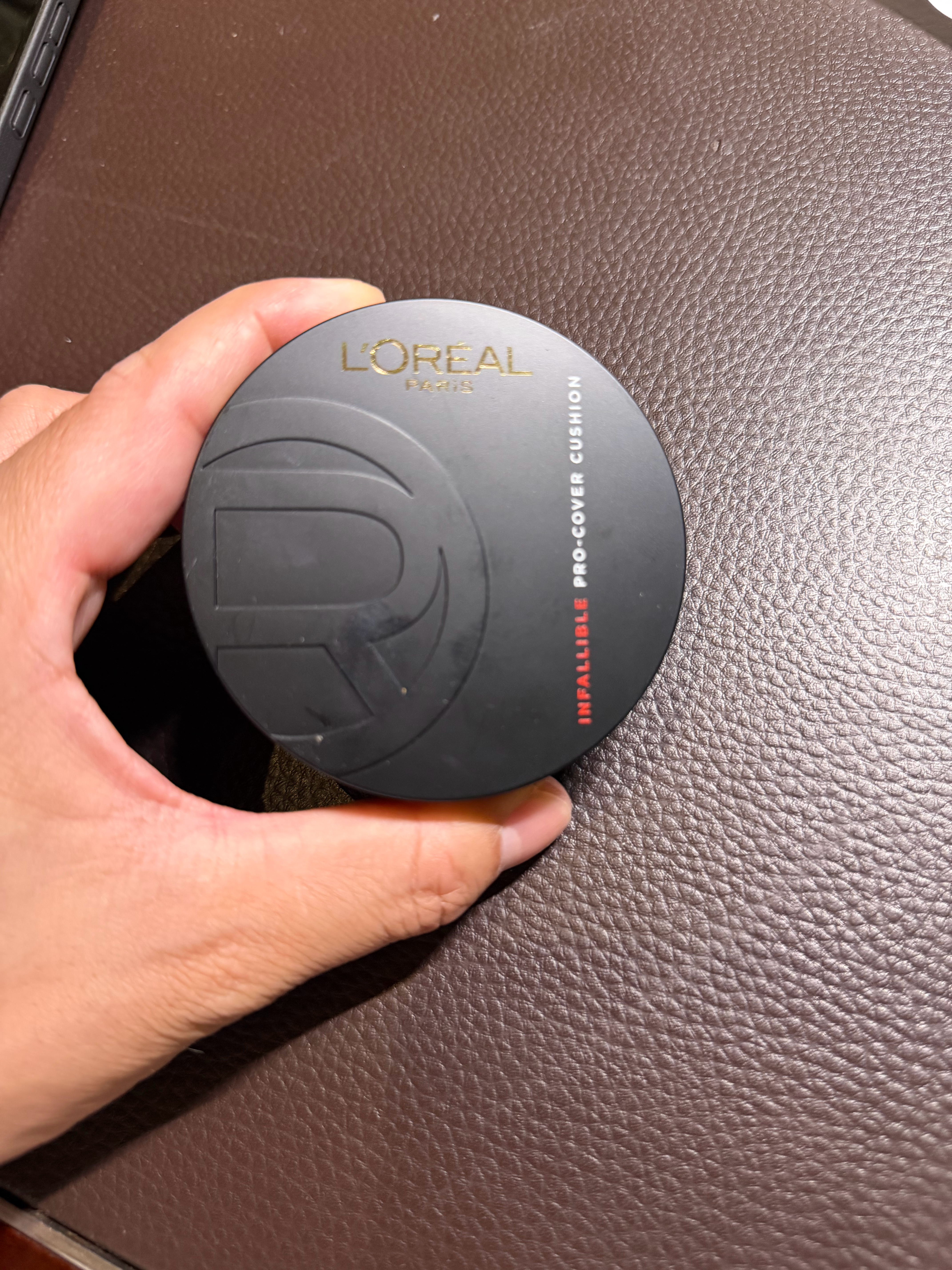 原来男孩子也需要化妆，听了表妹的话，买了一个粉底遮瑕，往脸上抹完，再照镜子，窝趣