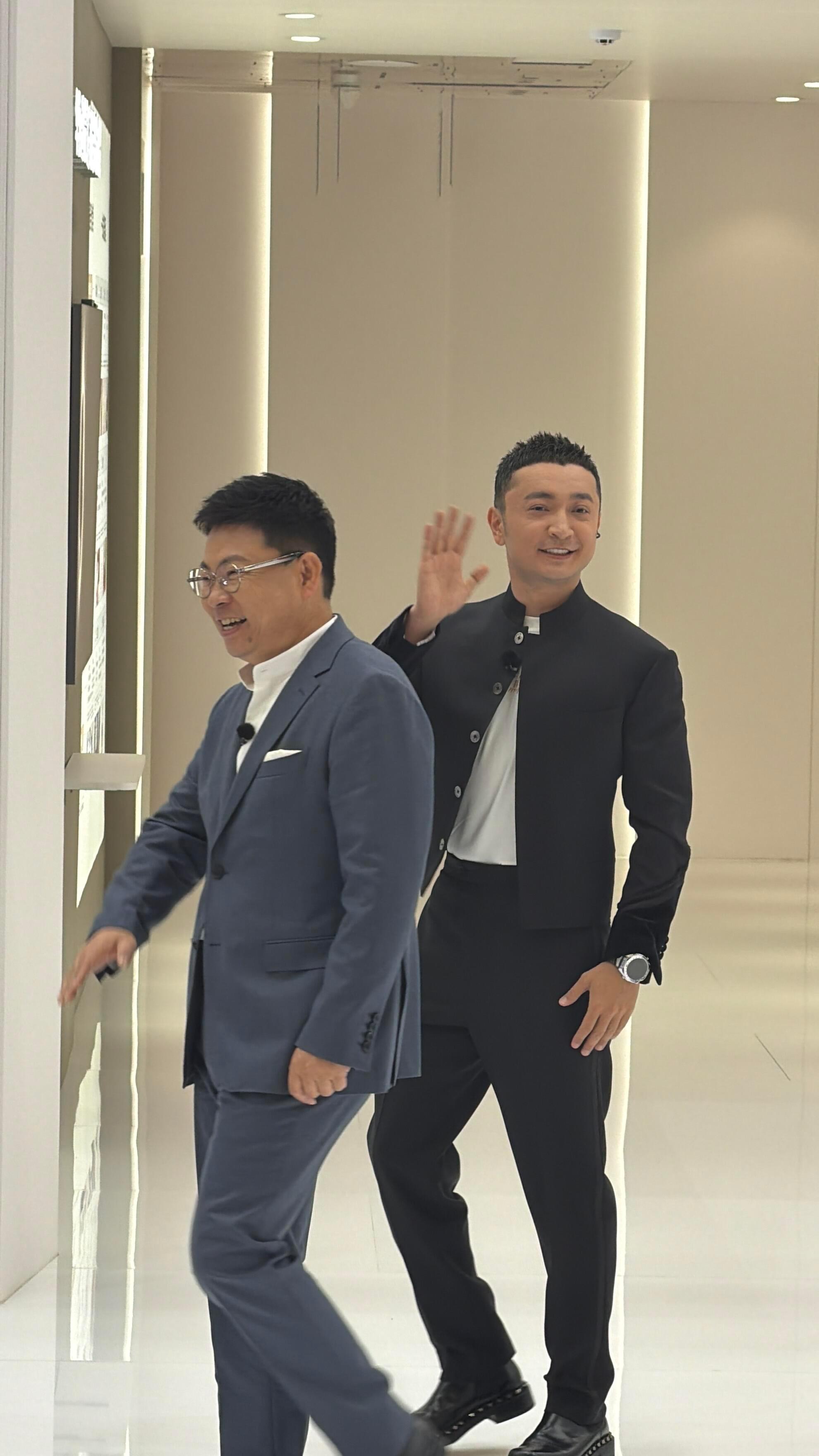 AI靠高情商征服尼格买提尼格买提逛展被AI管家圈粉遥遥领先和尼格买提