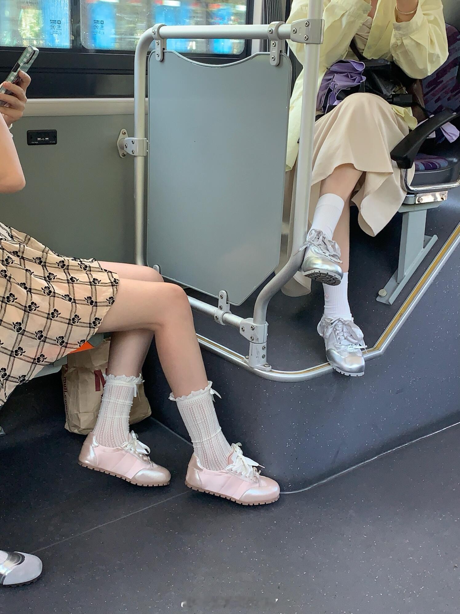 公交上看见的好明显的对比…我趣看了半天才发现是同款鞋不同色！！一开始还以为是阿迪