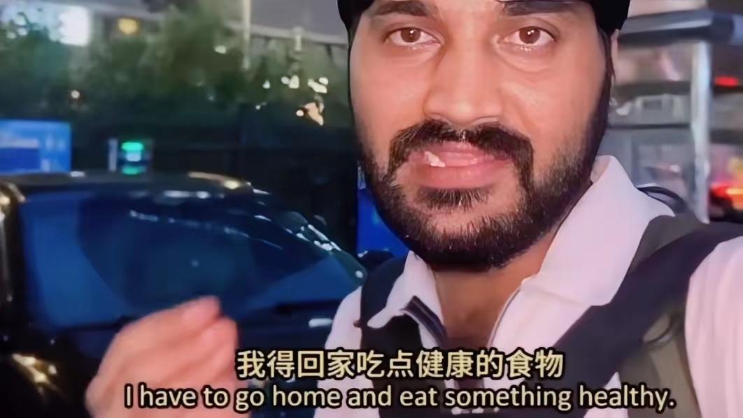 真是开眼了！头一回听说有人来中国居然吃不饱，还瘦了20斤。

这位印度博主吐槽，