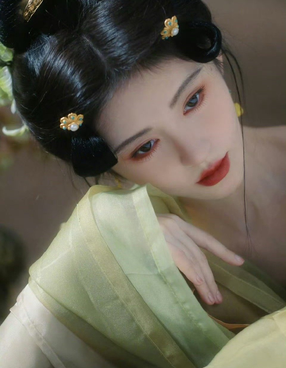 武训中的鞠婧祎  鞠婧祎站在训练场，专注地调整着装备，全神贯注地聆听教练的指导。