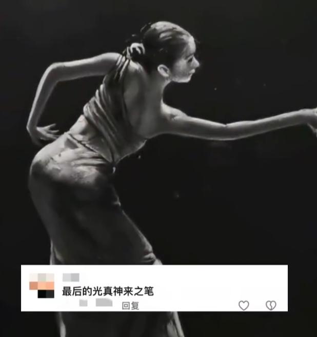 这种水平，竟然是中学的美术老师。
一位中学美术老师，仅用一根白粉笔，就在黑板上画