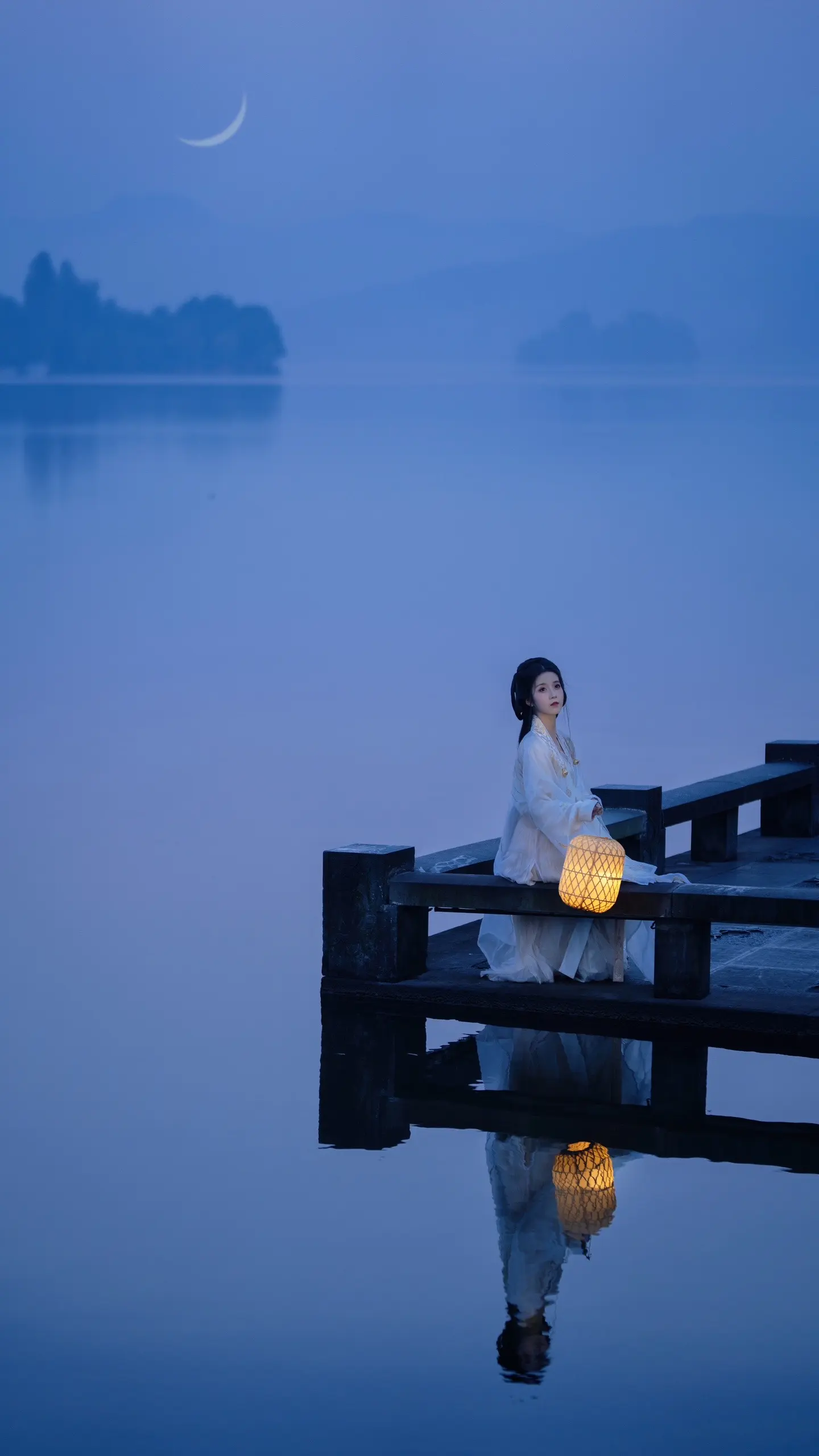 “她又回到那个地方，一如既往的遥望。”