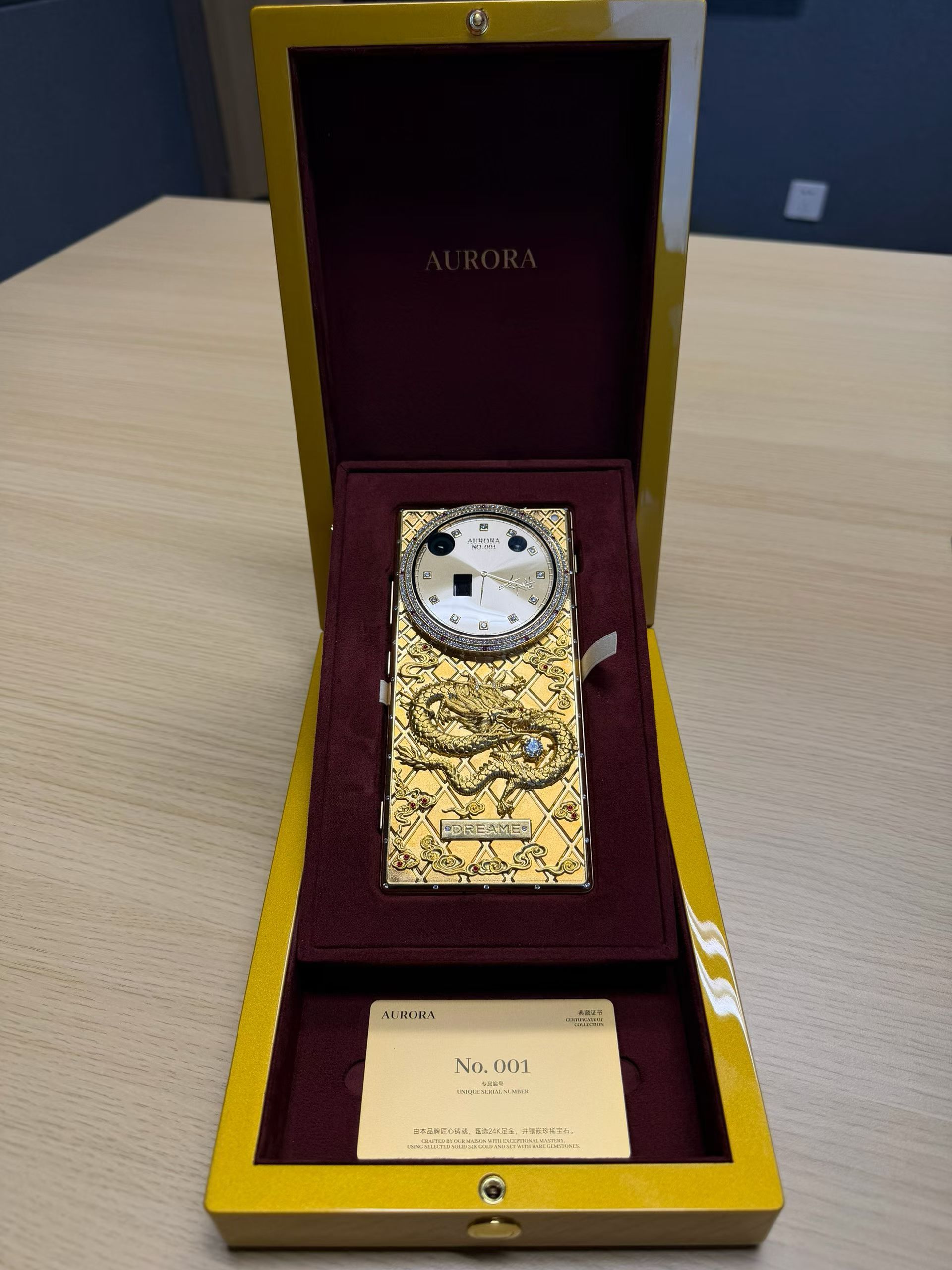 追觅001号AURORA手机正式交付了。首付款1W美金，尾款21184美金追觅A