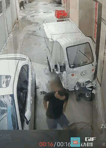 好玩！
唉！一女子在家里听到外面咣当一声，什么东西撞上了呢？觉得好奇，赶紧出来看