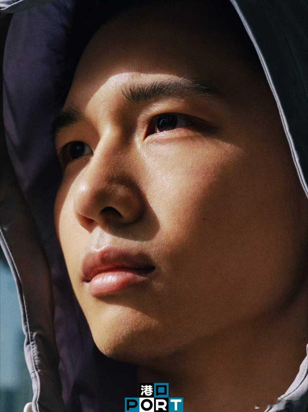 晨光勾勒专注侧脸，每一寸线条都藏着故江风拂过运动身影，城市天际线是最佳背景板，跳