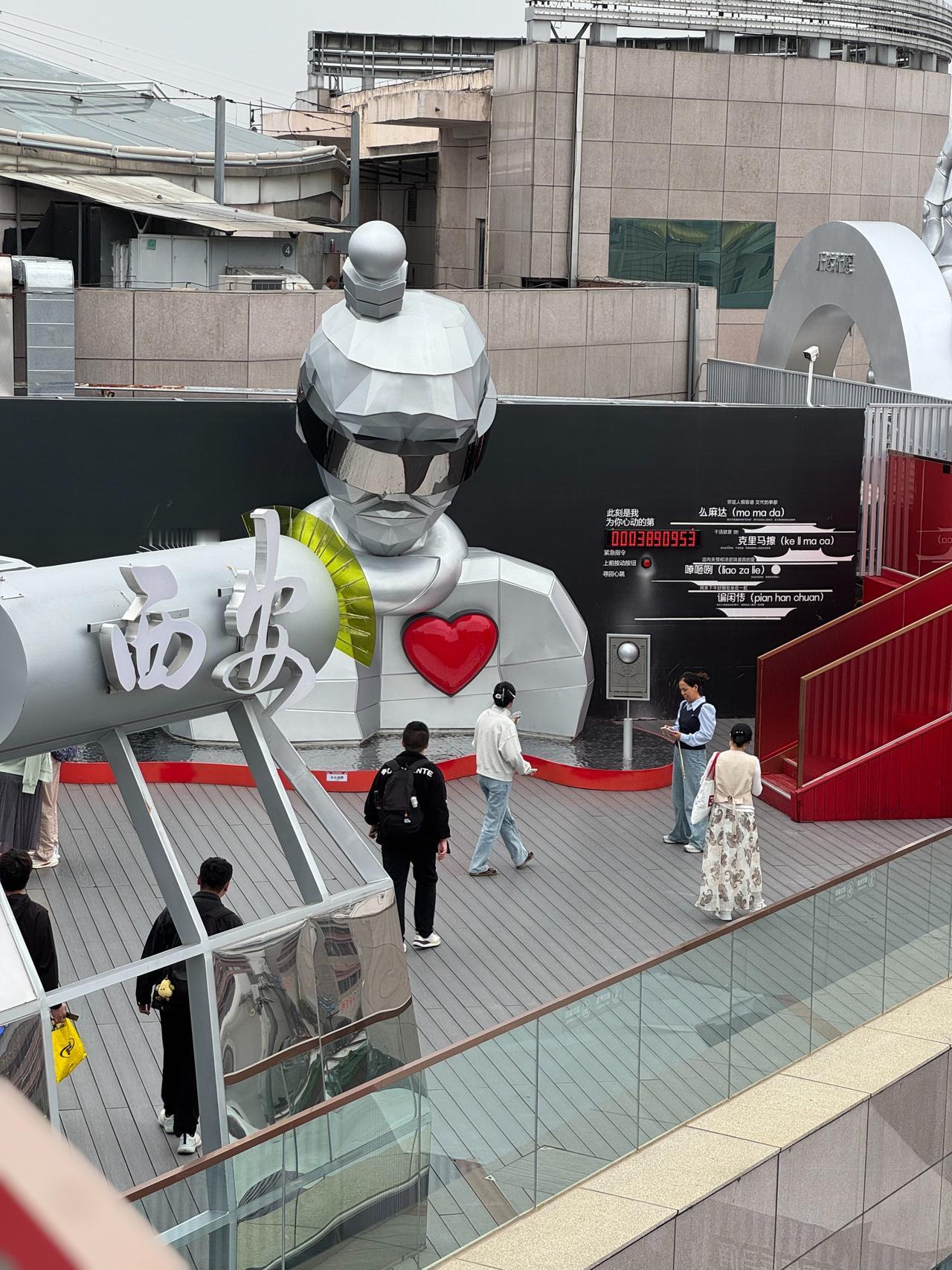 银泰百货发布《2025年度商场服务成绩单》，在服务创新上持续发力，推动商场服务从