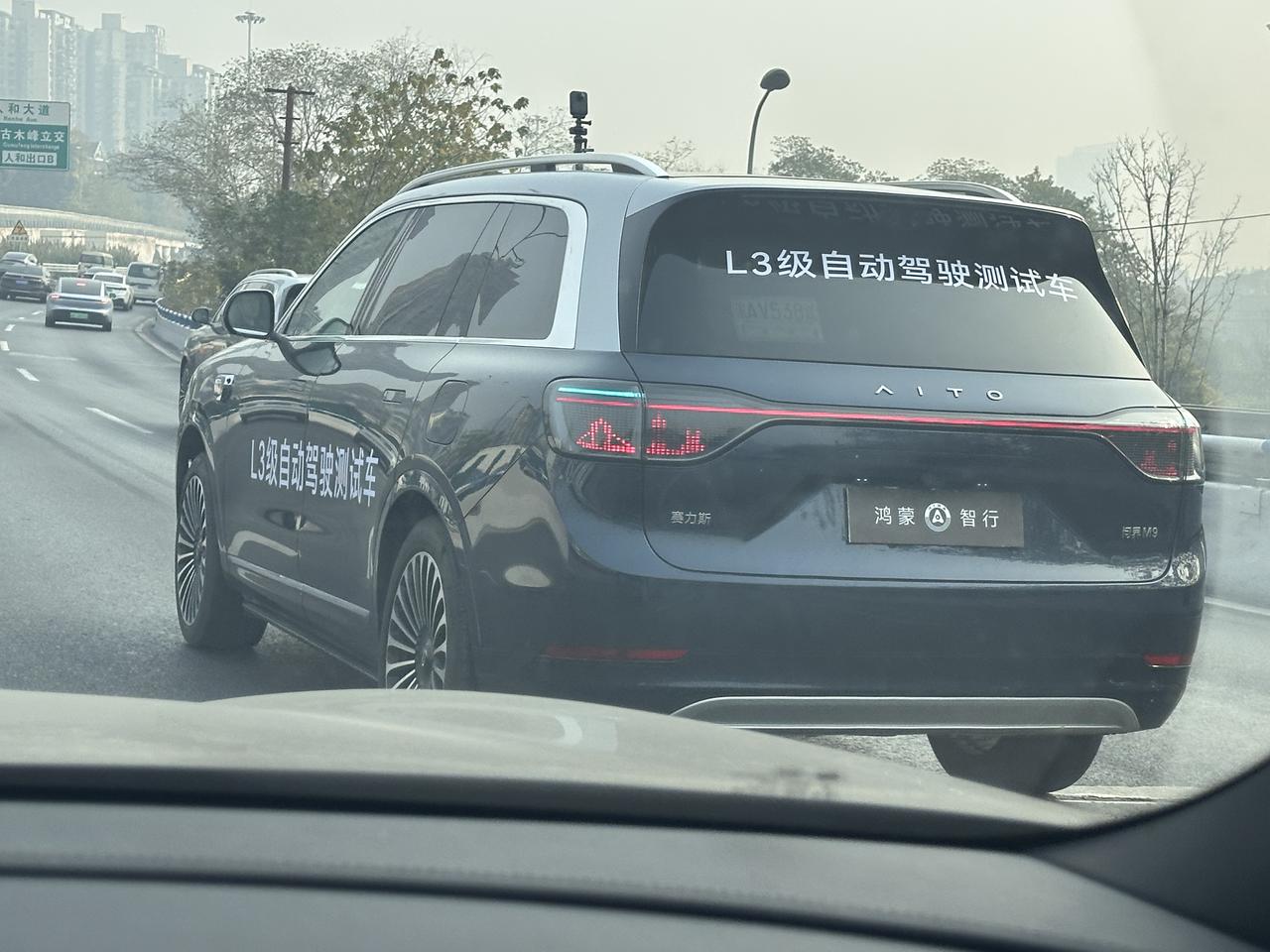 50万级的隐形社交名片，问界M9成为精英圈层的共识
当一款车出现在城市商务区、艺