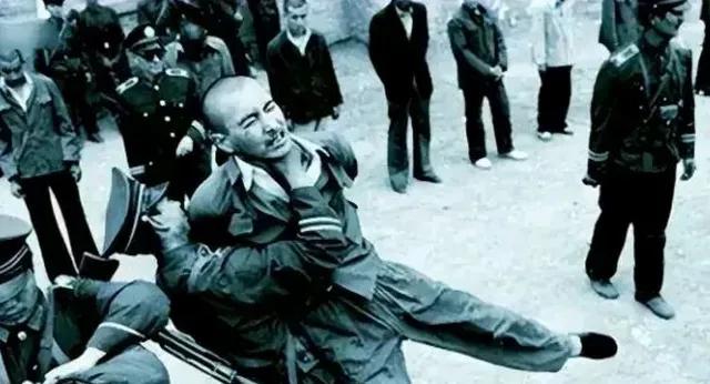 1985年汾阳刑场，王彦青被押上山坡，枪口对着后脑勺时突然开口：“我能拆德国保险