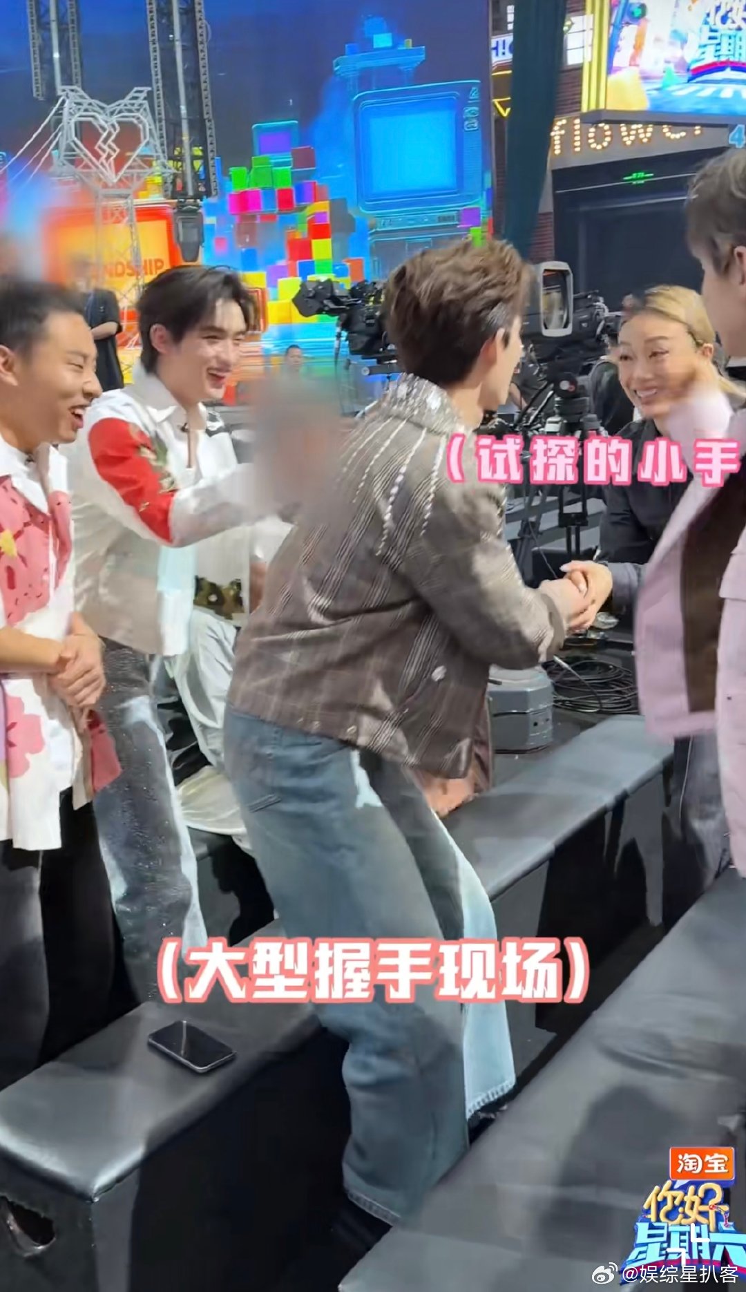 汪苏泷容祖儿徐佳莹ie分明 容祖儿不愧是社交天花板，见人就主动握手聊天，和杨迪唠