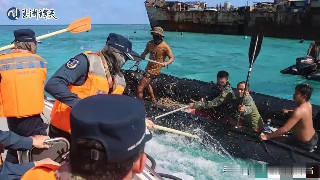 南海对峙画面着装对比，一眼看清两国海上力量差距

菲律宾袭击我方海警船的视频中，