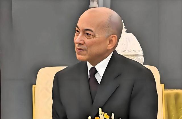 在柬埔寨，如果你问街上的人，谁是这个国家的最高领袖？大多数人会毫不犹豫地说出一个