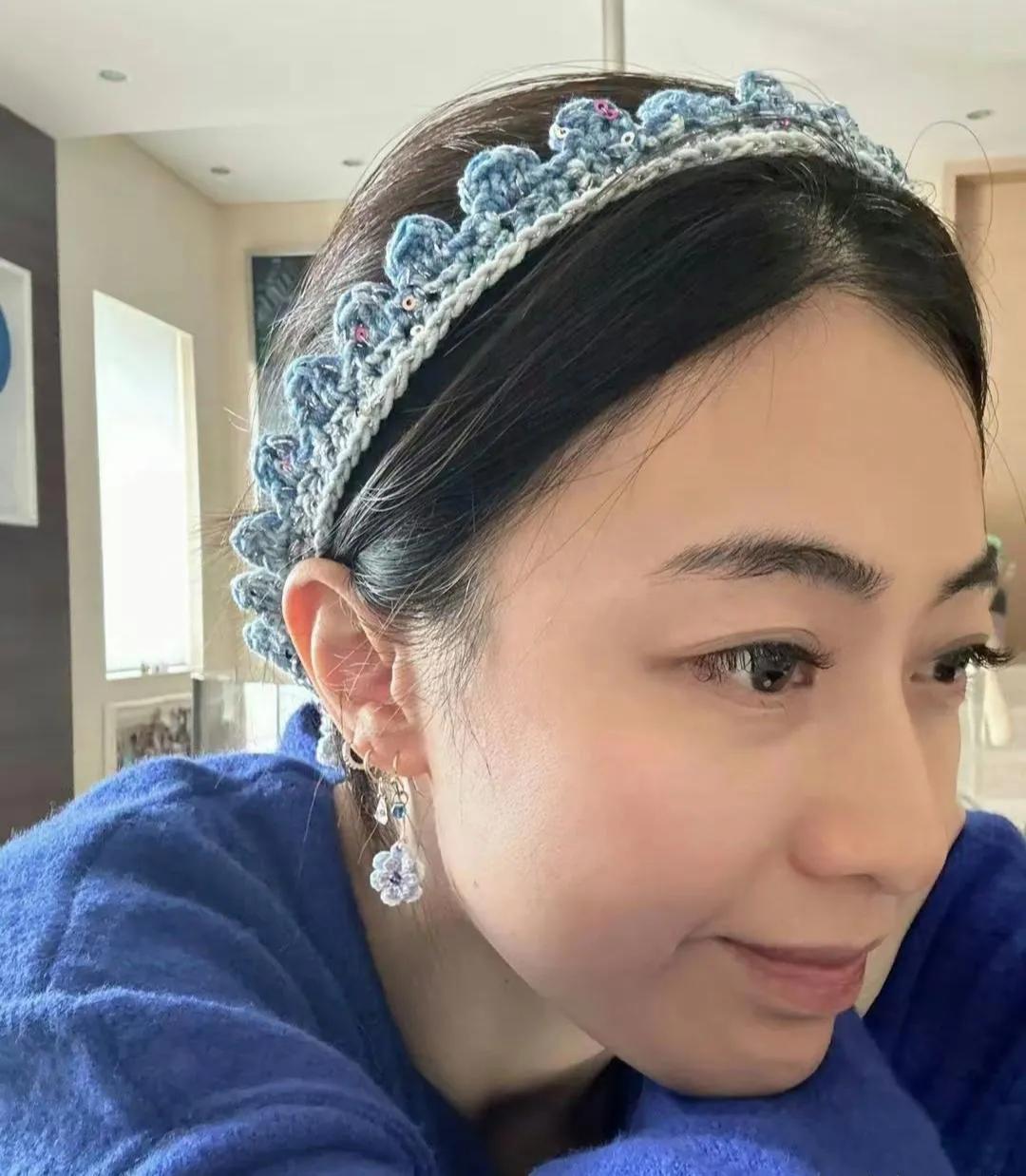 富婆甘比展示自己亲自设计的璀璨星空发带，着实超级减龄，显得她年轻了好多，果然人美