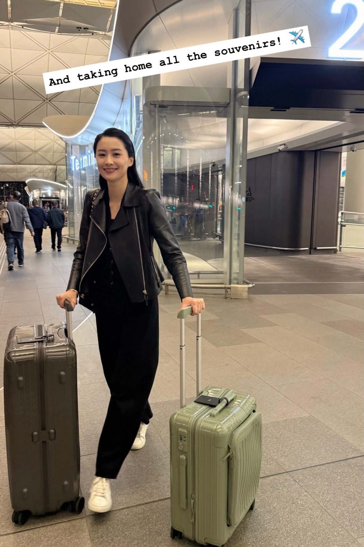 陈法拉昨日返香港出席春茗，今日回纽约。 