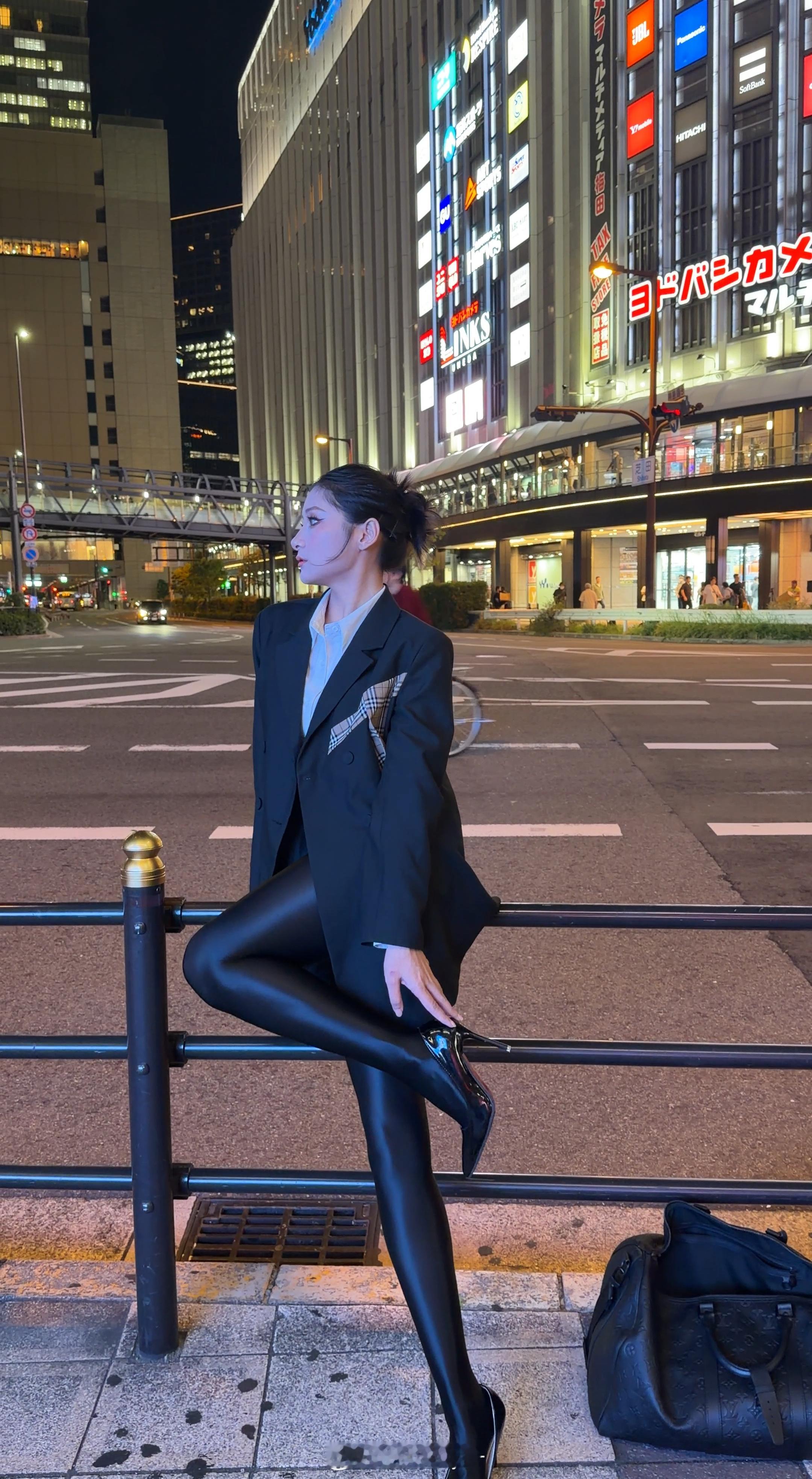 日本日本街拍 “你失眠时在想什么呢？”“想睡觉。”日本[超话]今日穿搭 ​​​