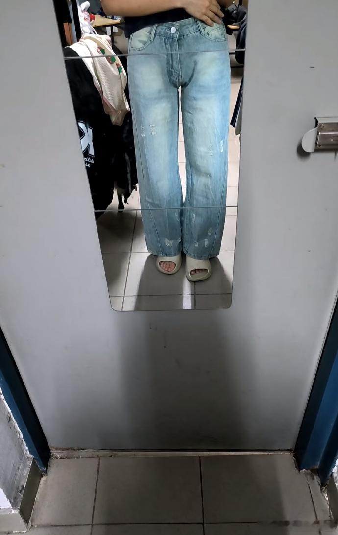 刚到的裤子，满怀期待穿上，却直接无痛变“X”，这女装体验绝了，真的让人欲哭无泪，