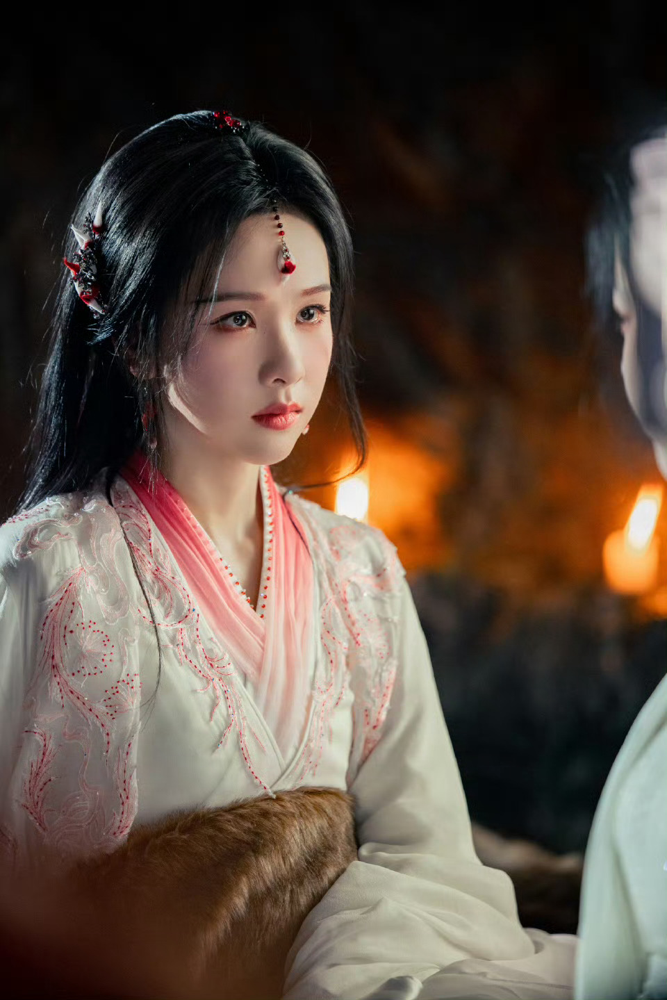 陈都灵鞠婧祎的羁绊体现在角色曲上陈都灵8个字概括雾妄言露芜衣陈都灵以“草木不言，