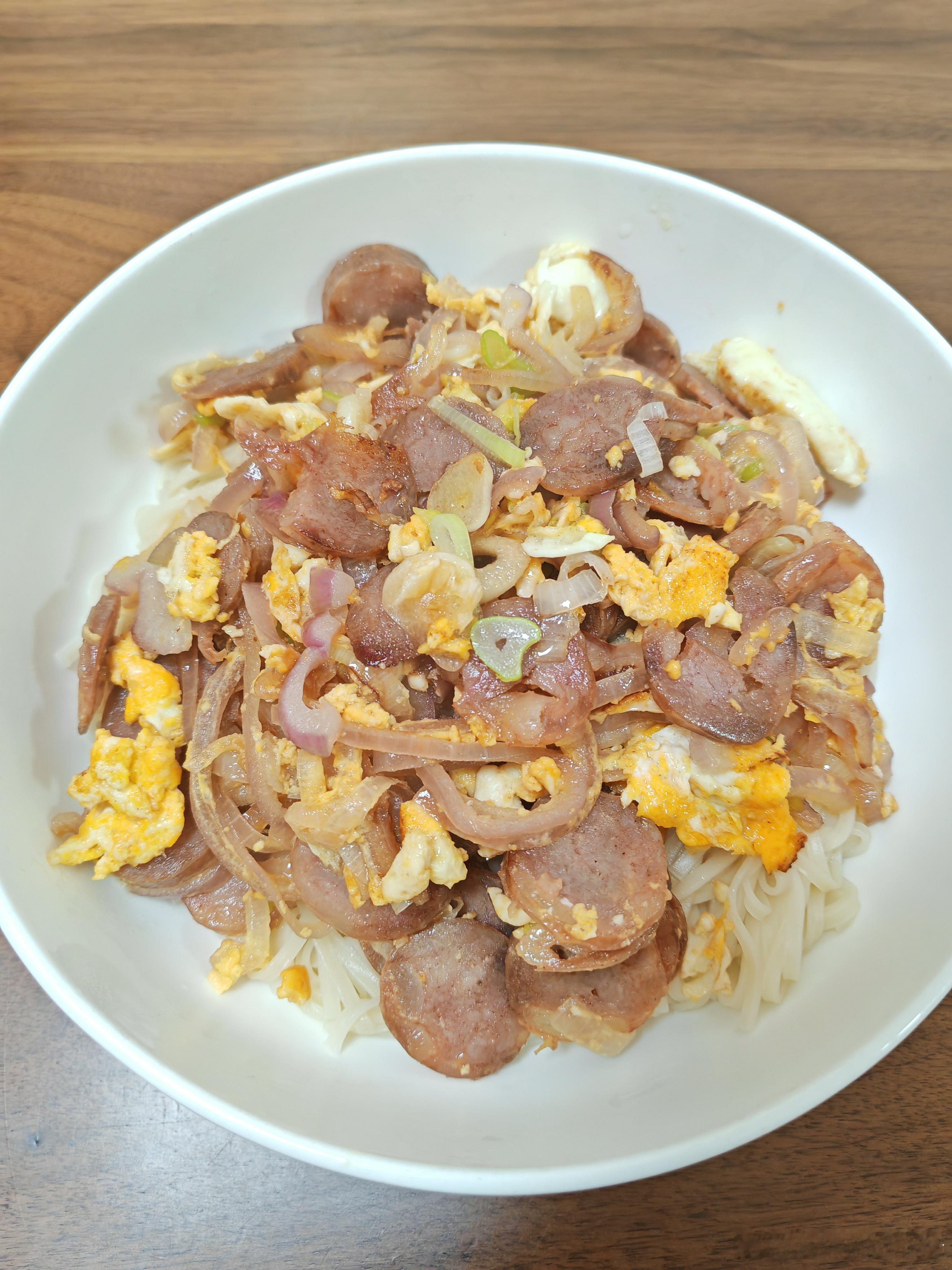 吃拌面，要把冰箱的食材吃完。 