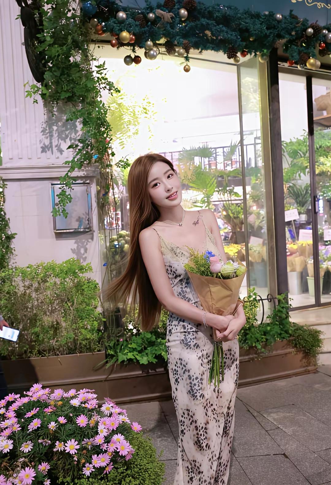 街角的花店，总能遇见卖花的纹身女人