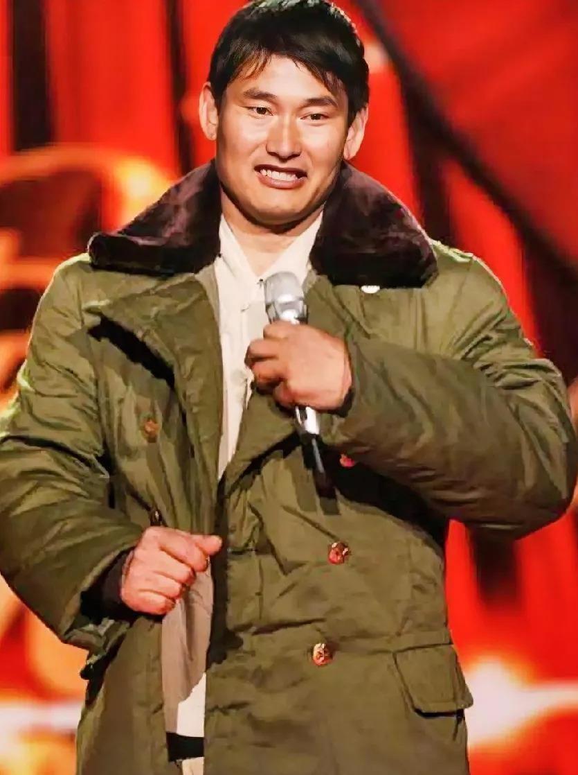 大衣哥朱之文被人组团盯上了，盯他的人不在村里，在外地。这帮人建群互通消息，他票一